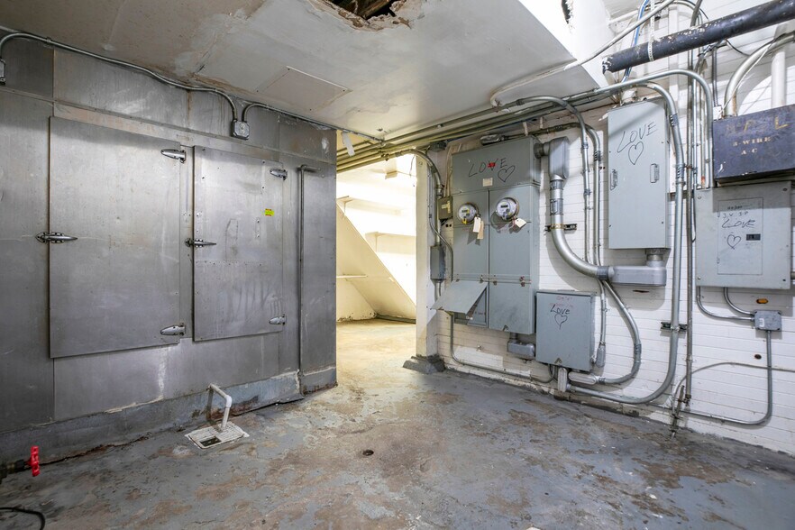 More Photos Of 6340 Yucca St, Los Angeles Restaurant For Sale