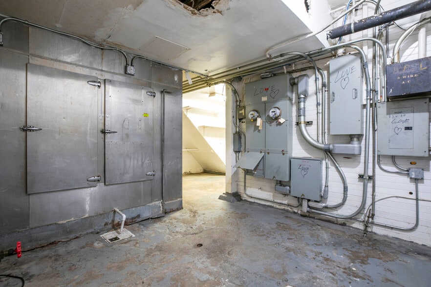 More Photos Of 6340 Yucca St, Los Angeles Restaurant For Lease