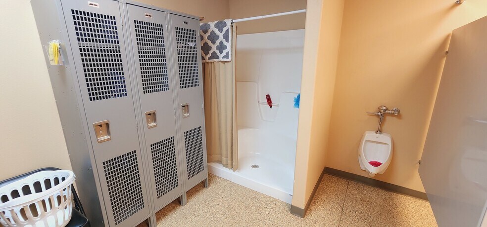 More Photos Of 860 35th Ave E, Dickinson Warehouse For Sale