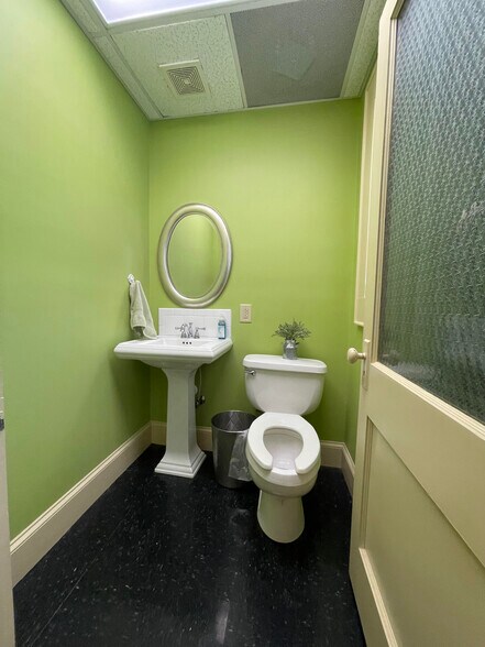 More Photos Of 79 Doyle St, Toccoa Office For Sale