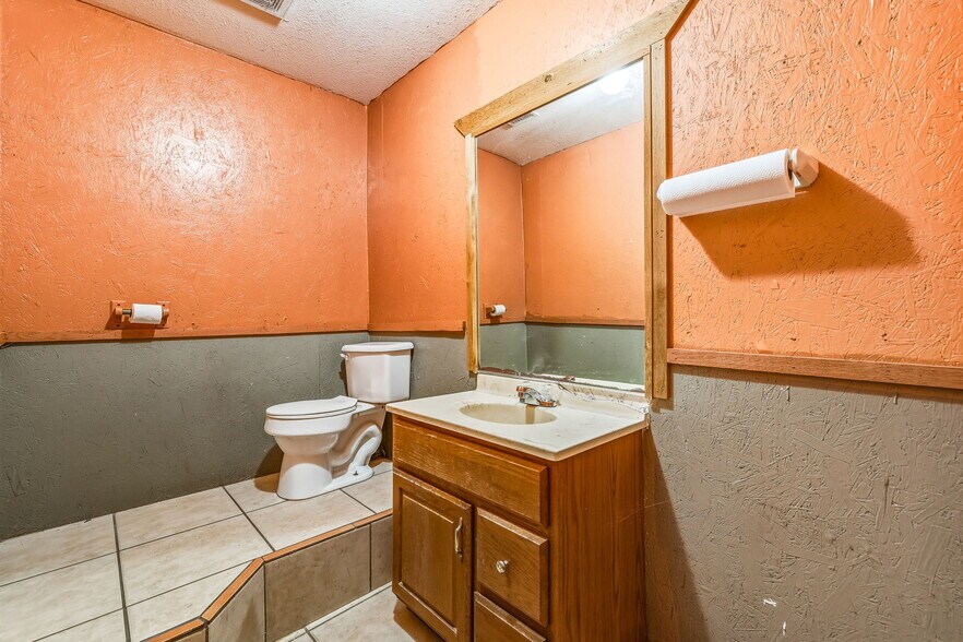 More Photos Of 26 W Washington Dr, San Angelo Warehouse For Sale