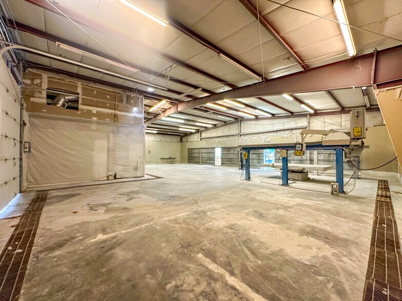 More Photos Of 3105 Memorial Pky NW, Huntsville Warehouse For Sale