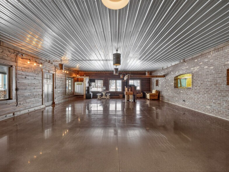 More Photos Of 15306 Covington Rd, Fort Wayne Flex For Sale