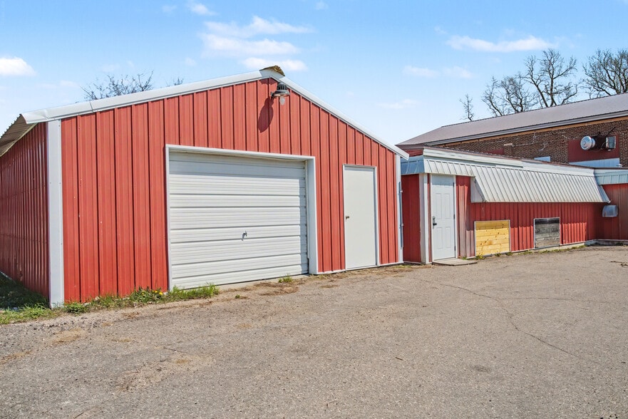 More Photos Of 7540 5th St, New Auburn Bar For Sale