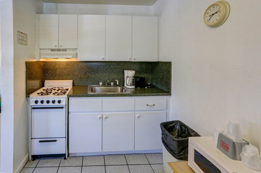 More Photos Of 1411 S Federal Hwy, Hollywood Hotel For Sale