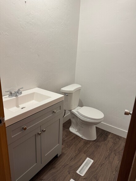 More Photos Of 167 E 200 N, Logan Medical For Lease