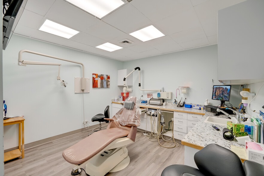 More Photos Of 2510-2512 Colby Ave, Everett Storefront Retail Office For Sale