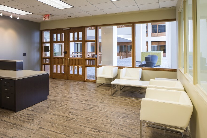More Photos Of 400 Perimeter Center Ter, Atlanta Unknown For Lease