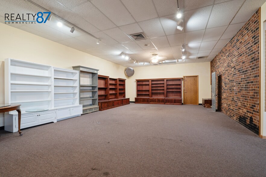 More Photos Of 107 S Franklin St, Manchester Storefront For Sale