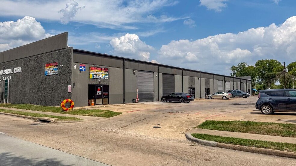 More Photos Of 13401-13417 Fondren Rd, Houston Unknown For Lease