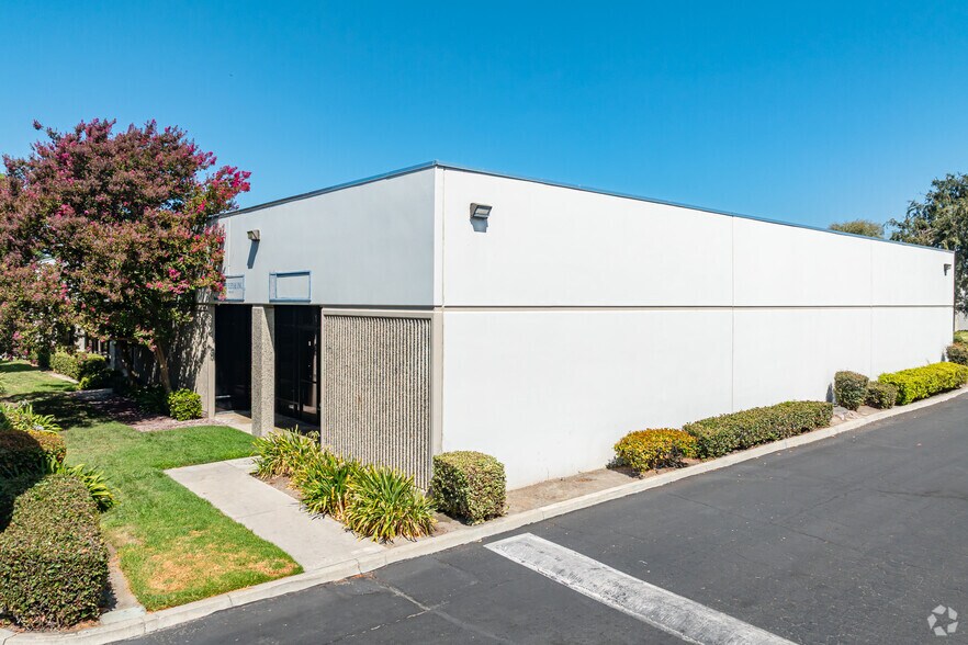 More Photos Of 13781 Roswell Ave, Chino Light Manufacturing For Lease