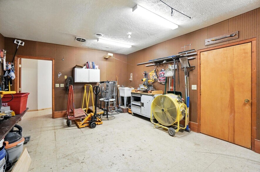 More Photos Of 103 Quinter Farm Rd, Englewood Freestanding For Sale