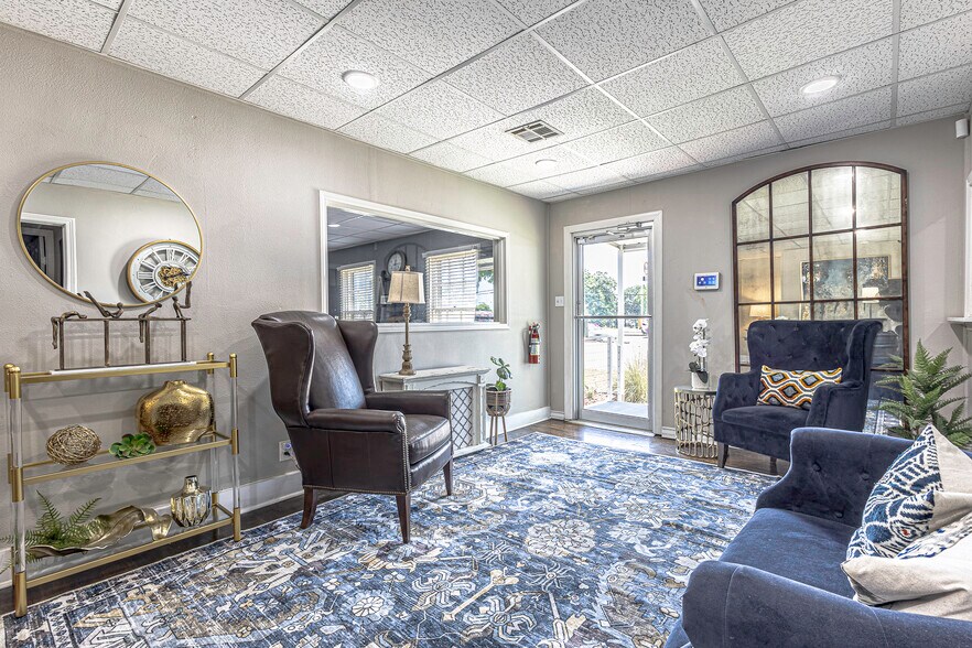 More Photos Of 4209 W waco Dr, Waco Office For Lease