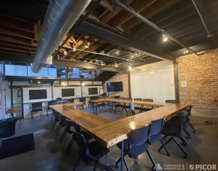 More Photos Of 210-220 E Broadway Blvd, Tucson Freestanding For Lease