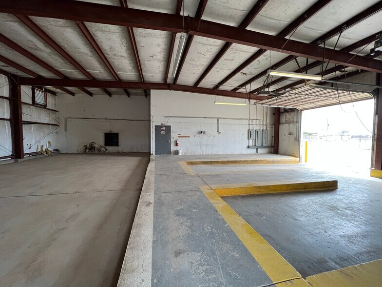 More Photos Of 1416 Twin Oaks St, Wichita Falls Warehouse For Lease