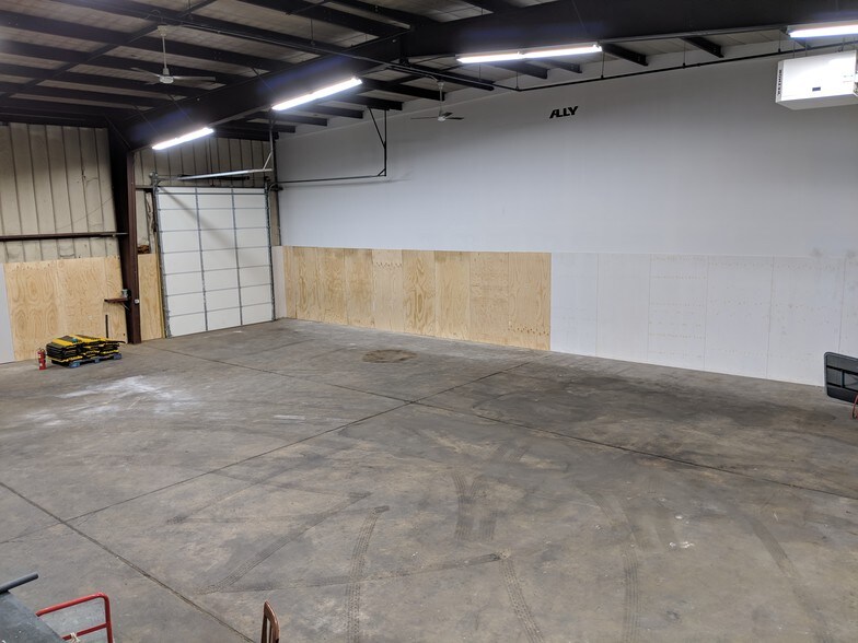 More Photos Of 100 Pike Rd, Mount Laurel Warehouse For Lease