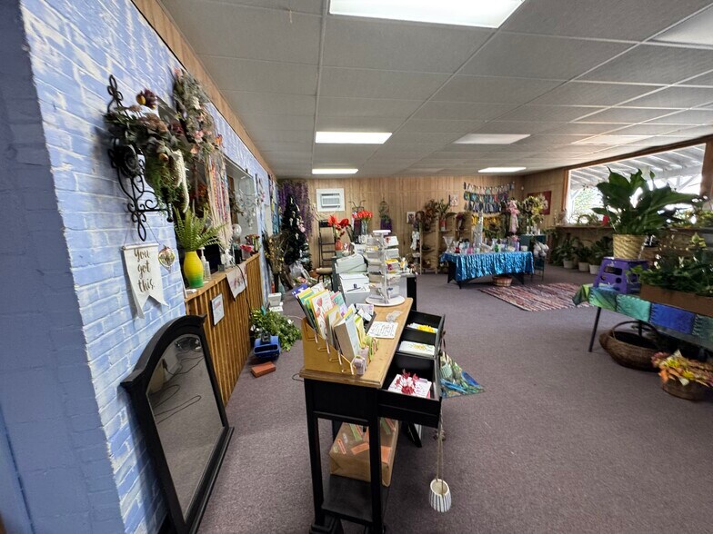More Photos Of 706 N Perry St, Palestine General Retail For Sale