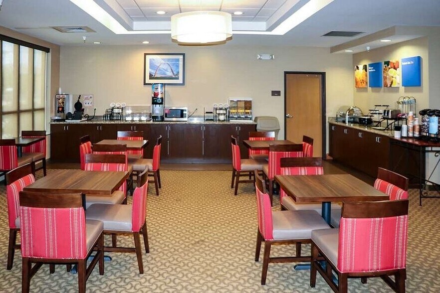 More Photos Of 109 Matthews Ln, Sikeston Hotel For Sale