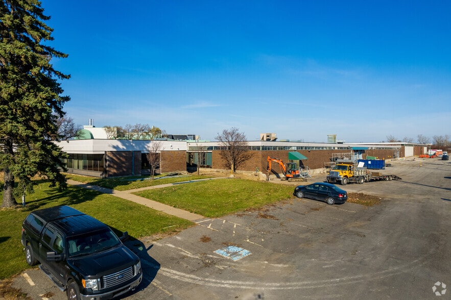 More Photos Of 2345 Des Laurentides (A-15) Desste E, Laval Manufacturing For Lease