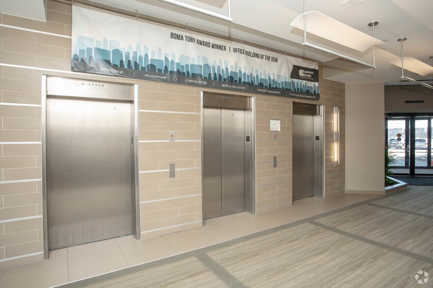 More Photos Of 3250 W Big Beaver Rd, Troy Office For Lease