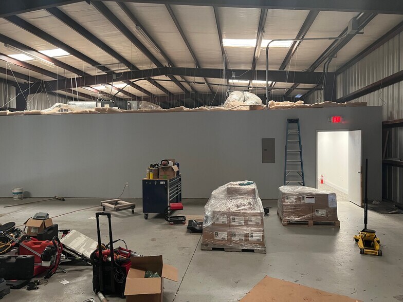 More Photos Of 15402 Dexler Dr, Austin Showroom For Lease