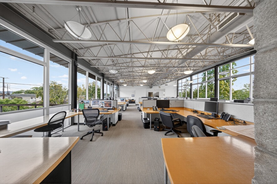 More Photos Of 3500 W Burbank Blvd, Burbank Office For Lease