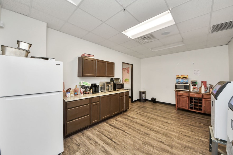 More Photos Of 10814 Woodedge Dr, Houston Warehouse For Sale