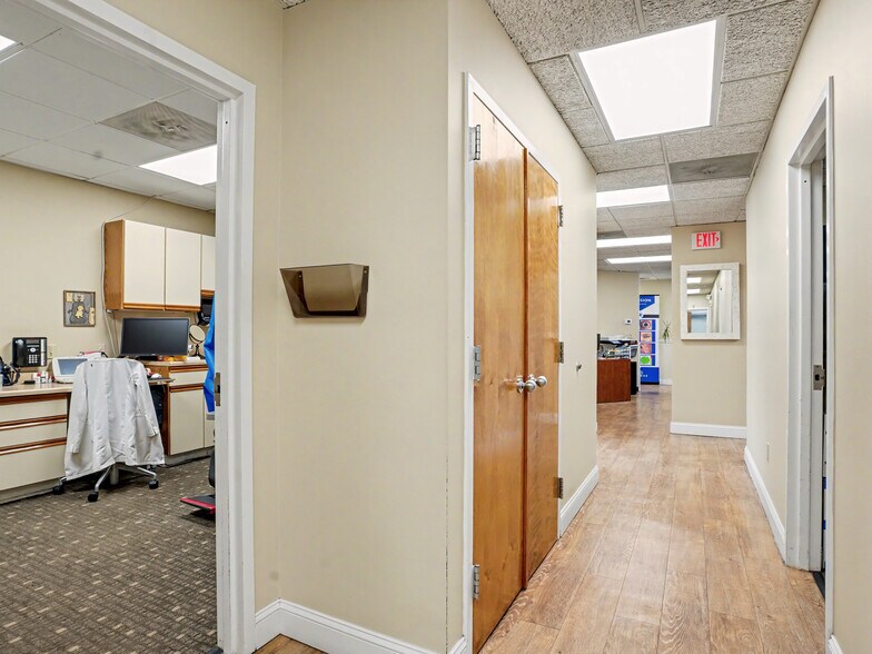 More Photos Of 526 Newfield Ave, Stamford Freestanding For Sale