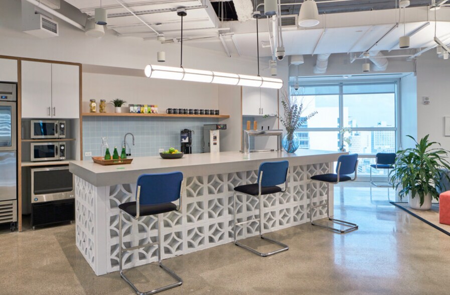 More Photos Of 200 S Biscayne Blvd, Miami Office For Lease