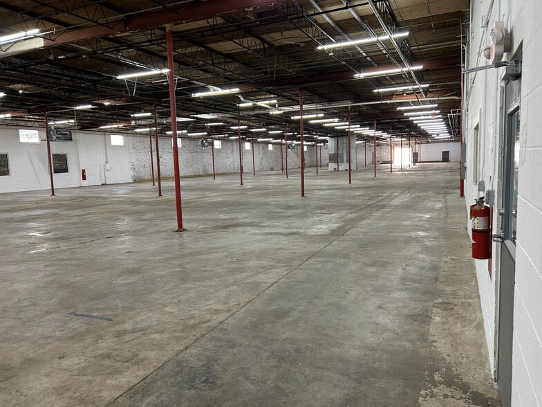 More Photos Of 1130 Oakleigh Dr, East Point Warehouse For Lease