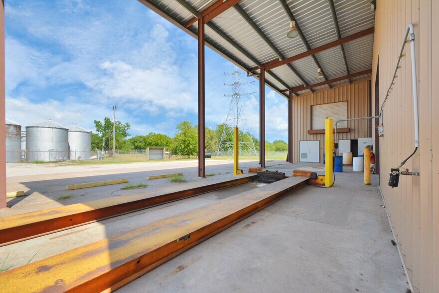 More Photos Of 1500 W Highway 6, Alvin Truck Terminal For Lease