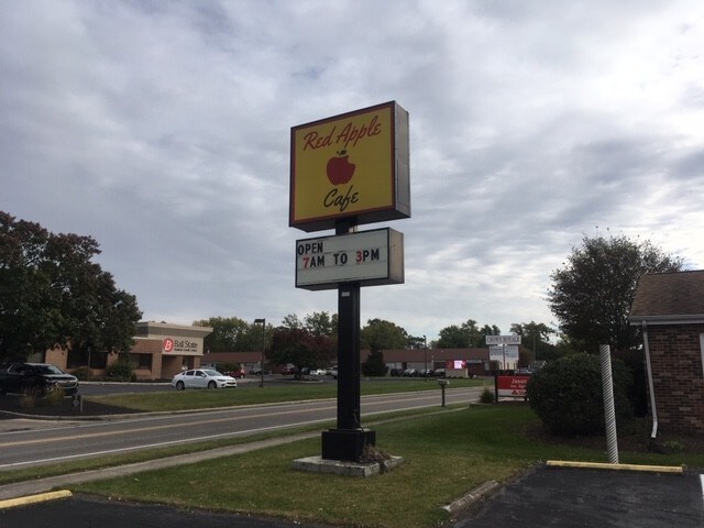 More Photos Of 3001 N Oakwood Ave, Muncie Restaurant For Sale
