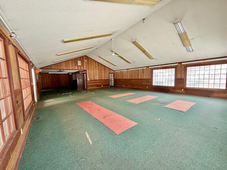 More Photos Of 524 Main St S, Woodbury Garden Center For Lease