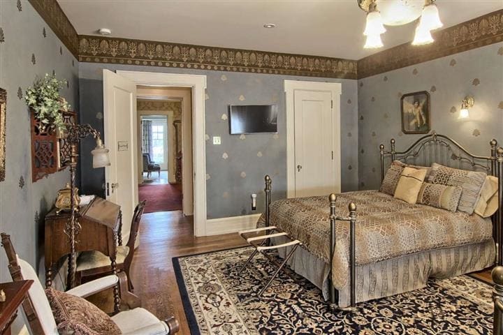 More Photos Of 230 Wellington St, Traverse City Hospitality For Sale