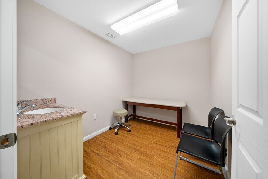 More Photos Of 1415 NW 23rd Ave, Chiefland Medical For Sale