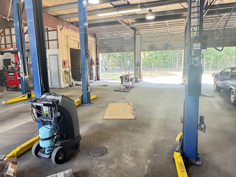 More Photos Of 11911 Veterans Memorial Hwy, Douglasville Auto Repair For Sale