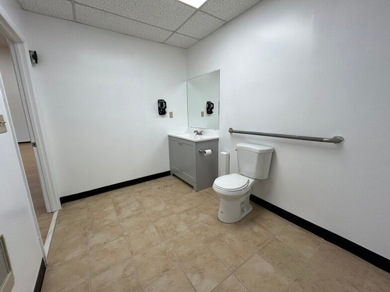 More Photos Of 713-741 Cady Dr, Fort Washington Storefront Retail Office For Lease