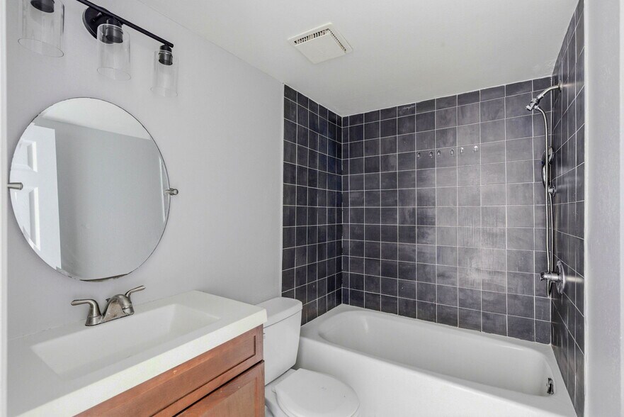 More Photos Of 9208 N Connechusett Rd, Tampa Apartments For Sale