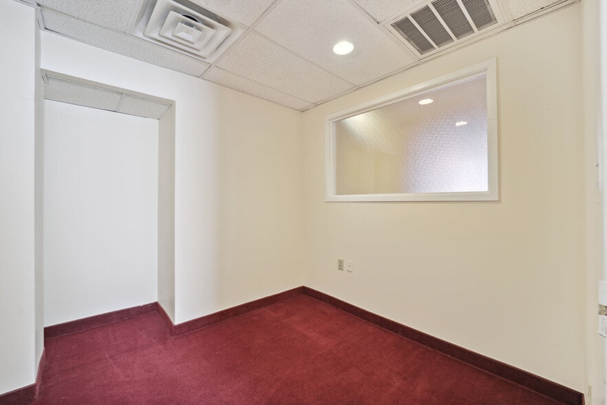 More Photos Of 3520 Connecticut Ave NW, Washington Office For Lease