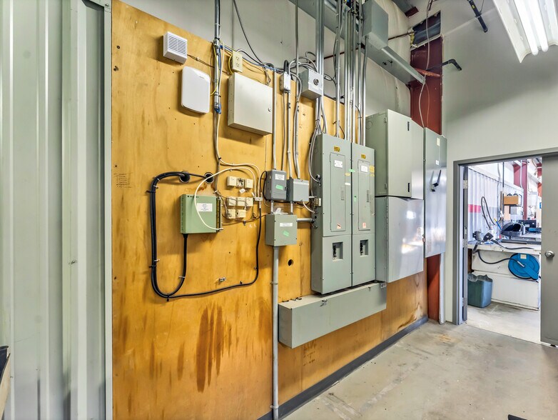 More Photos Of 1276 Trans Canada Way SE, Medicine Hat Showroom For Sale