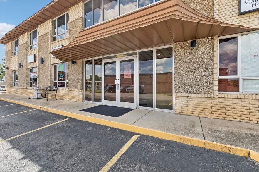 More Photos Of 506 College St W, Fayetteville Office For Sale