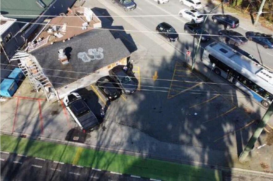 More Photos Of 657 3rd St W, North Vancouver General Retail For Sale