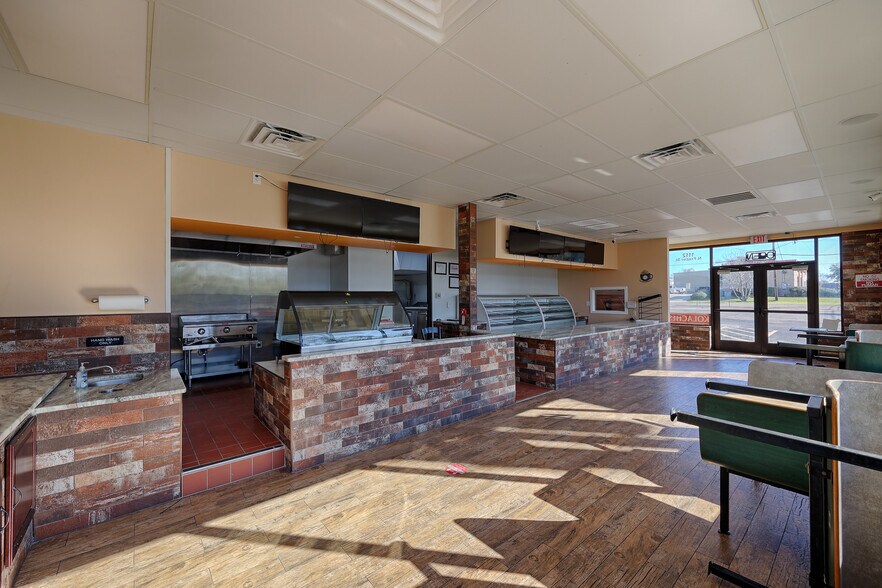 More Photos Of 1112 N Frazier St, Conroe Freestanding For Sale