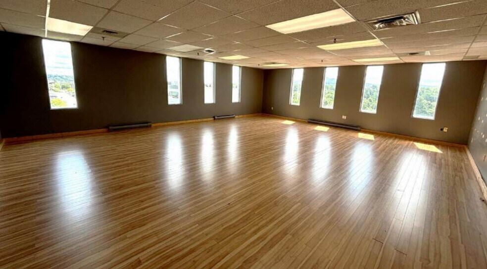 More Photos Of 3330 Rue King O, Sherbrooke Office For Sale
