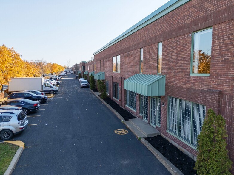 More Photos Of 874-896 Rue Jean-Neveu, Longueuil Warehouse For Lease