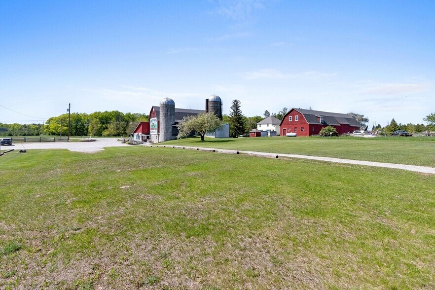 More Photos Of 6216 WI-42, Egg Harbor General Retail For Sale