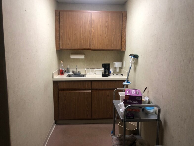 More Photos Of 18735 Ecorse Rd, Allen Park Office For Lease