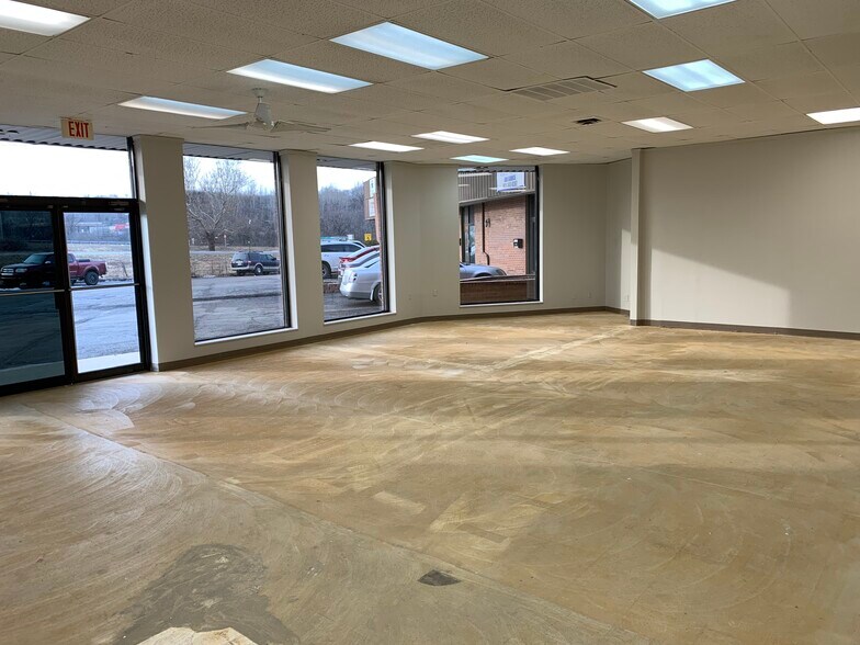 More Photos Of 3100-3102 S 24th St, Kansas City Storefront Retail Office For Lease