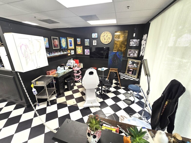 More Photos Of 4953 Le Chalet Blvd, Boynton Beach Storefront Retail Office For Lease