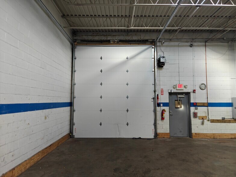 More Photos Of 1221 Jarvis Ave, Elk Grove Village Warehouse For Lease